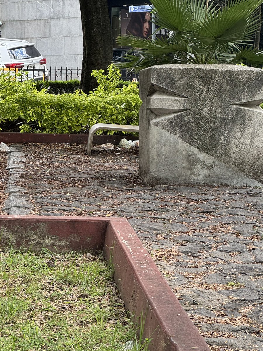 copaco_san's tweet photo. La Plaza Leandro Valle, frente al San Angel Inn, está hecha un chiquero: basura, áreas verdes abandonadas y suciedad. Estamos en el corazón de San Ángel. ¿De verdad la @alcaldiaAO no puede mantener limpia una de las plazas más emblemáticas de la zona? @LopezCasarinJ https://t.co/DBoMBXlUeh