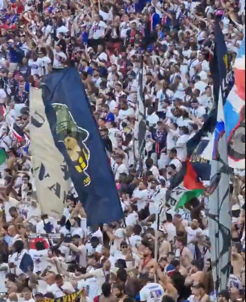 ultras_antifaa's tweet photo. Two photos from today's Champions League final:

📌Palestine flags are waving in the PSG end.

📌On the Arsenal side, the English far right is displaying neo fascist banners without facing any obstacles.

We are, of course, opposed to industrial football and club administrations, but when two different supporter communities like this face each other, our preference is with the supporters of Palestine.