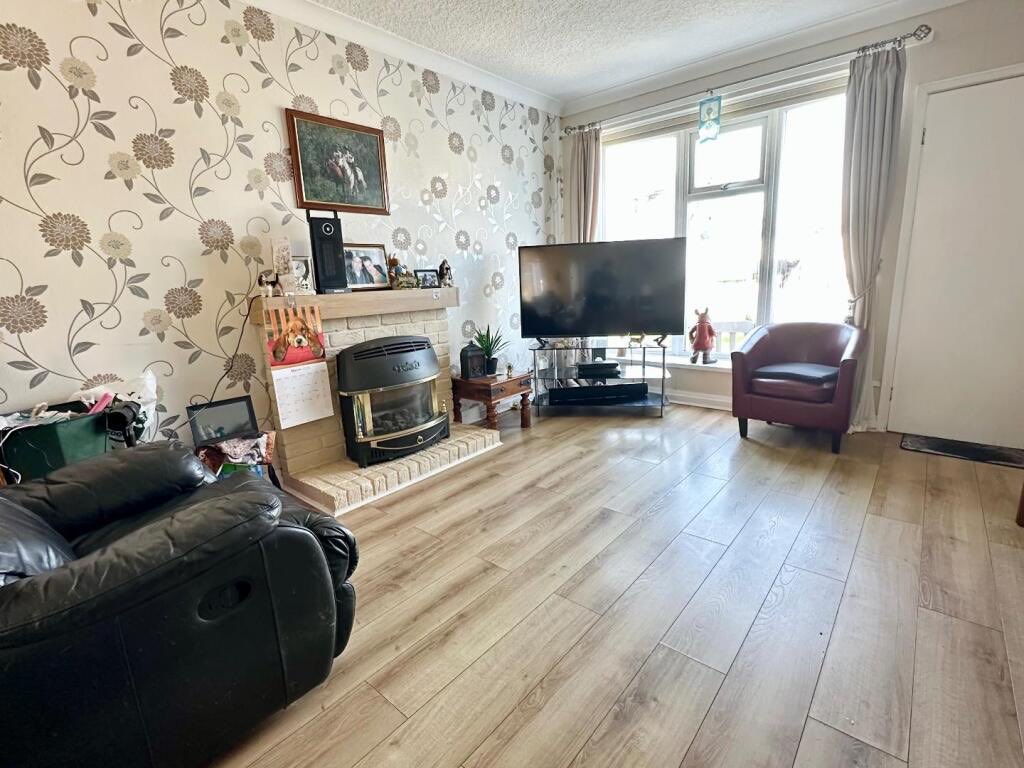 Hunters_BPL's tweet photo. ✨FEATURED PROPERTY✨
Eddleston Close, Staining, Blackpool
£199,950
**WELL PRESENTED SEMI DETACHED DORMER BUNGALOW WITH 4 BEDROOMS &amp; 2 BATHROOMS** 
Call 📞 Hunters Blackpool on 01253 362640 to arrange a viewing. 

https://t.co/nqdQXyeE9J https://t.co/aQNTAL5t6O