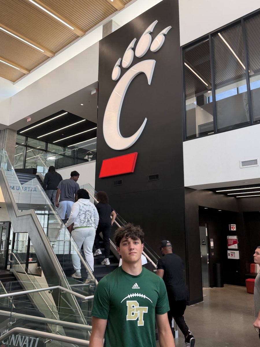 IsaiahRitzmann's tweet photo. Had a great time visiting the University of Cincinnati. @GoBearcatsFB Appreciate the tour. @BuckFitz @NCEC_Recruiting @BTProspects https://t.co/9O1ev7aIst