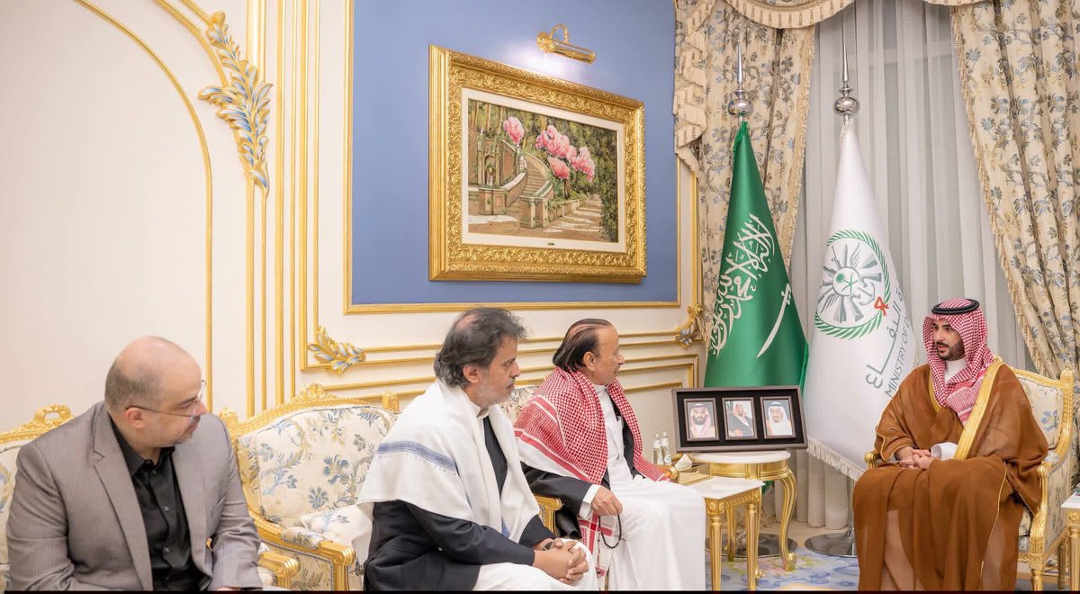 LyAlshary's tweet photo. من يهن يسهل الهوان عليه!!!
متى كان اهل الميت يذهبوا الى الشخص ليعزيهم
هؤلاء الدنابيع في مكتب بن سلمان يعزيهم لم يكلف نفسه ان يذهب يعزيهم مع الناس https://t.co/PCLHpTN2md
