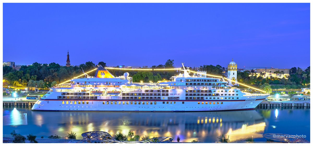 pmvp1's tweet photo. Cae la noche en el @PuertoDeSevilla con el crucero  Europa de 198,52 metros de eslora y 24.16 de manga.
De bandera de Malta y destino Lisboa.
@RioPuerto @Ayto_Sevilla @Policiaportsevi @fernandopsevill @SantaLeonor13 @Superasturianu https://t.co/VqA8mUawUI