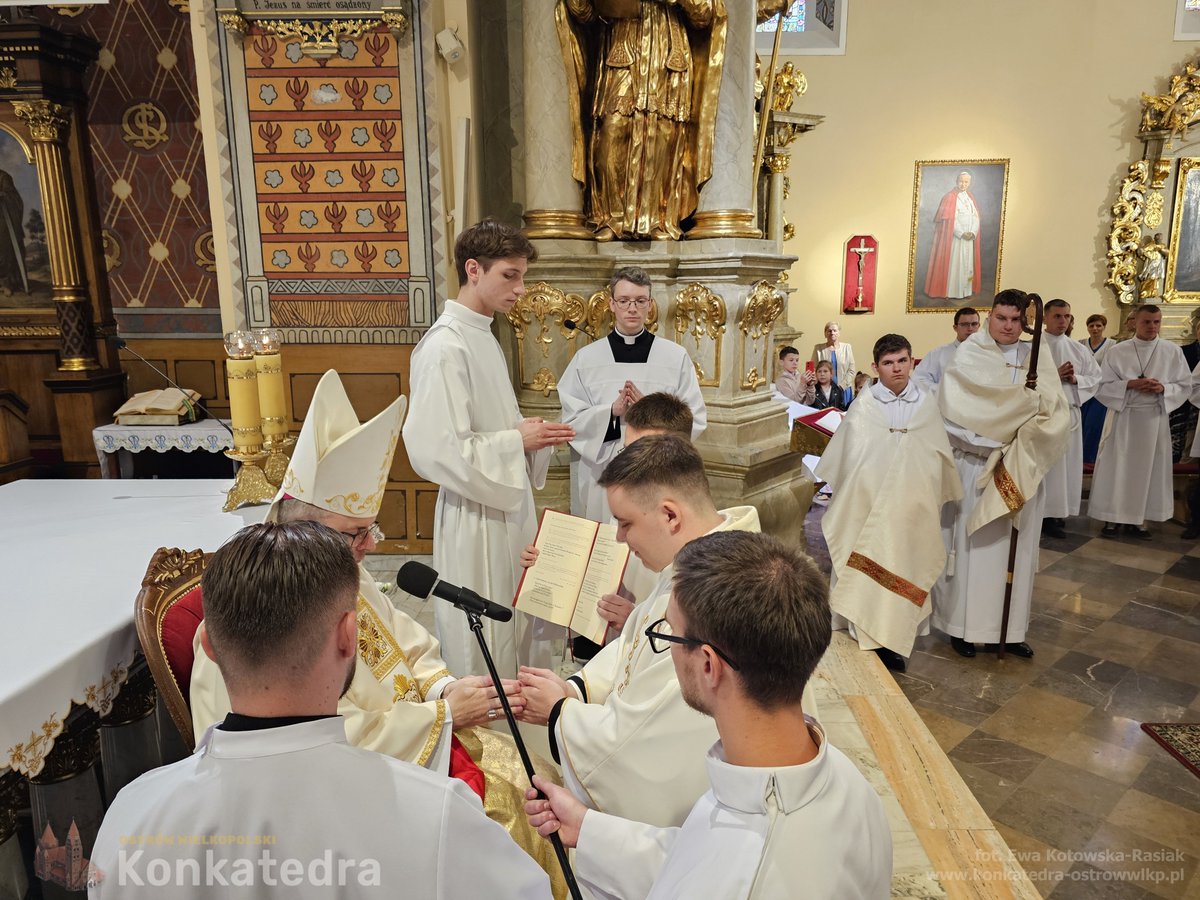 konkatedra's tweet photo. – U początku tej drogi kapłańskiej bardzo proszę zaangażujcie się mocno, jednoznacznie, bezkompromisowo. Nasza wspólnota diecezjalna potrzebuje kapłanów, ale świętych, oddanych kapłanów – mówił #bpBryl z @Diecezja_Kalisz  podczas święceń kapłańskich...
https://t.co/khcuLaaNmo https://t.co/ptvoAF0Vkc