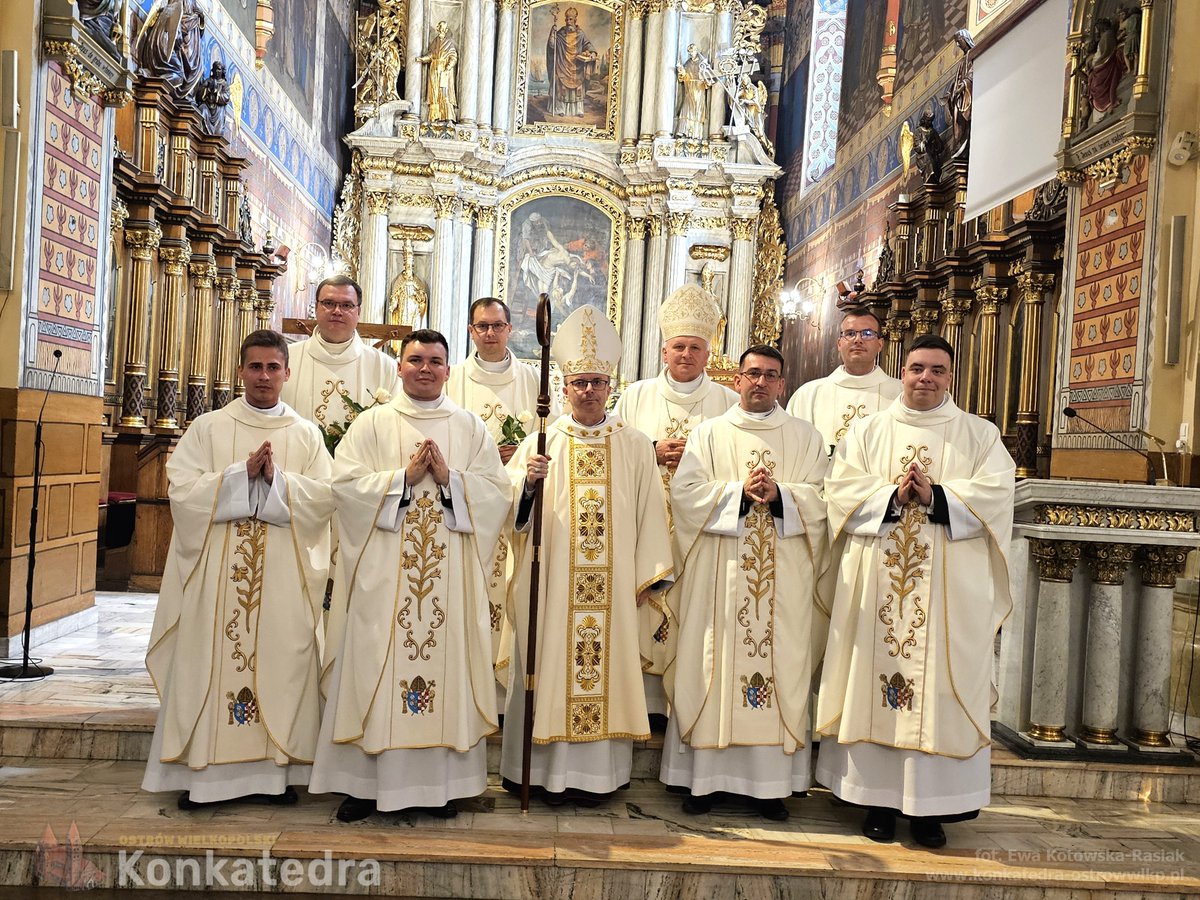 konkatedra's tweet photo. – U początku tej drogi kapłańskiej bardzo proszę zaangażujcie się mocno, jednoznacznie, bezkompromisowo. Nasza wspólnota diecezjalna potrzebuje kapłanów, ale świętych, oddanych kapłanów – mówił #bpBryl z @Diecezja_Kalisz  podczas święceń kapłańskich...
https://t.co/khcuLaaNmo https://t.co/ptvoAF0Vkc