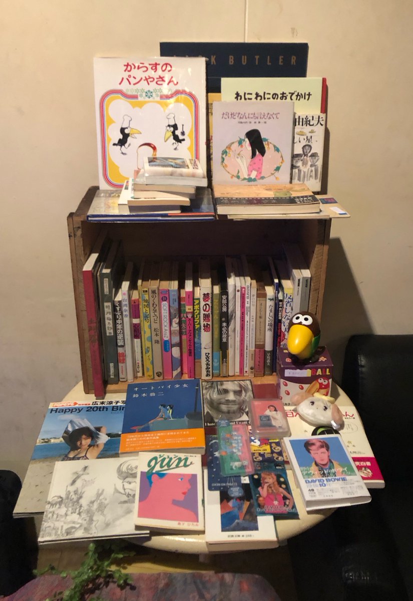 nabeco9's tweet photo. 昨夜の高円寺KNOCKを図書室にしようという作戦のもと企画したRELAXXXXXXX🫧

📚古書サンカクヤマさんの職人技による本と雑貨のヤマをつくる技術に感動(1枚目)
本当にクラブが図書室になっちゃって、音楽やLIVEを楽しみながらお客様と本の話ができて楽しすぎました🥹

皆さまありがとうございました☆ https://t.co/Baz4TE5FaO