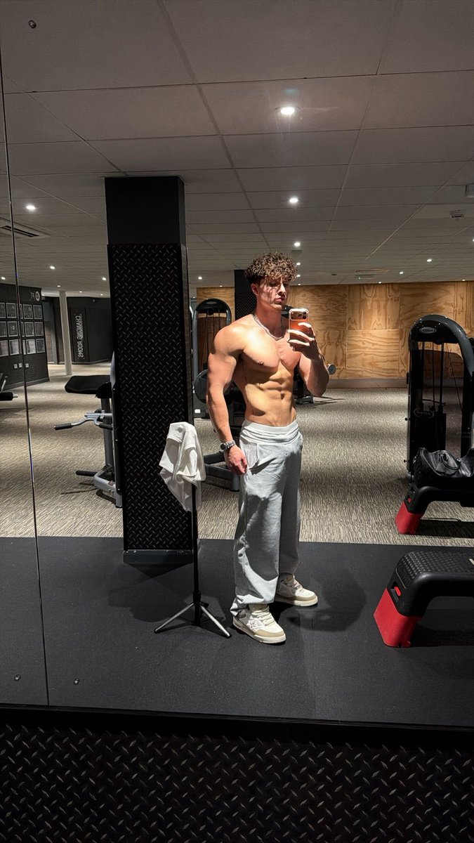 FindomCaiden's tweet photo. Saturday nights are spent locked in your g00n cave handing over every penny you’ve worked for this month. 💷😈

Findom Paypig Cashmaster https://t.co/LVHF4EoqTE