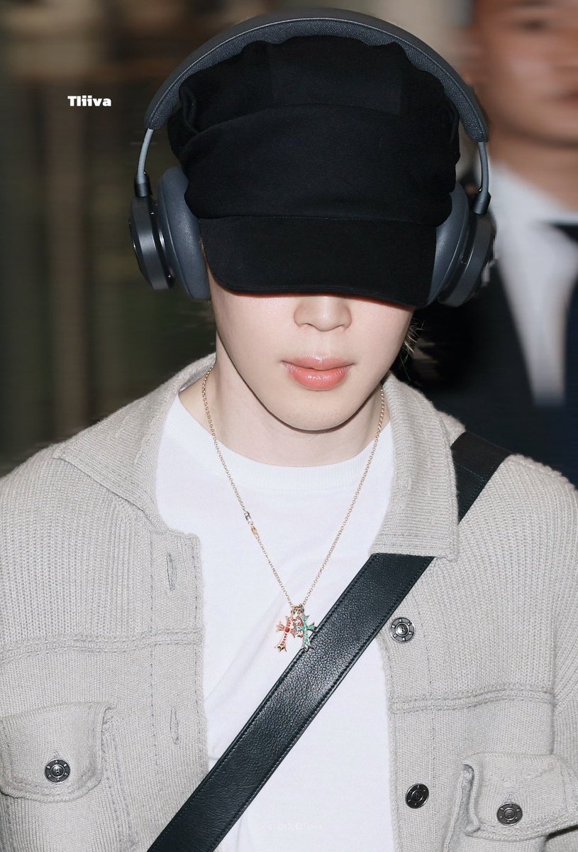 jiminticaI's tweet photo. emerald in silver, ruby in gold ❤️‍🩹 jimin stacked up his chrome hearts pendants so beautifully,, https://t.co/36BUXxkq0D