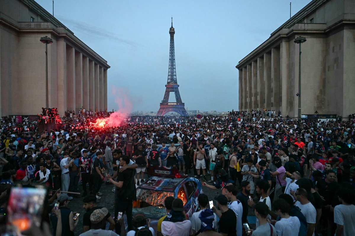 BFMTV's tweet photo. 🔴 EN DIRECT
Ligue des champions: le ministre de l'Intérieur "suit avec attention la situation" à Paris
https://t.co/du8t2WSagz https://t.co/ll0CBmUnEz