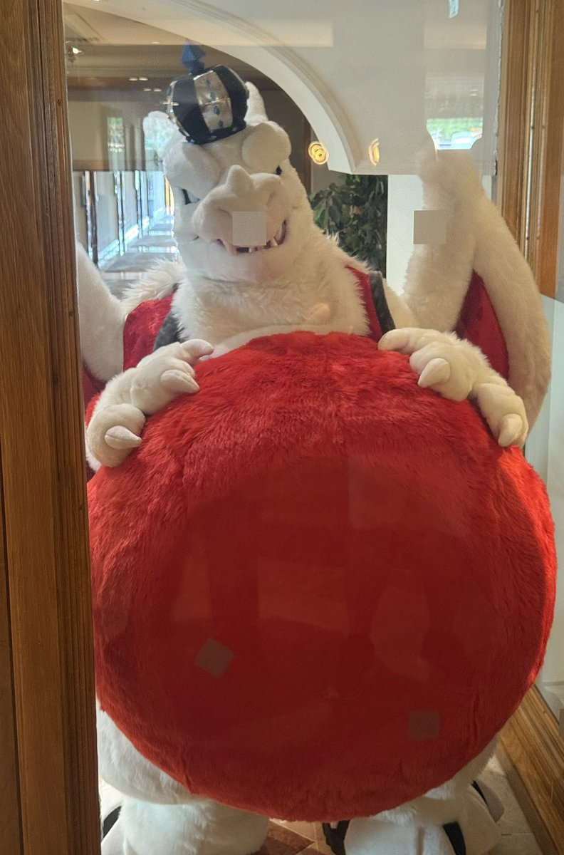 DrakeZard's tweet photo. I am once again, asking to be let in for food. https://t.co/ibM4DMqnLU