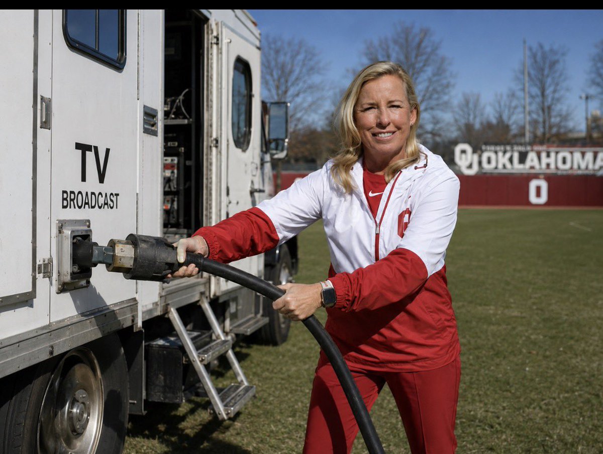 SoonerFanJodan's tweet photo. Everyone can relax we have found the #WCWS power outage culprit lol! 😂 

#PattyIsTheGOAT https://t.co/ghdAhwpI0m