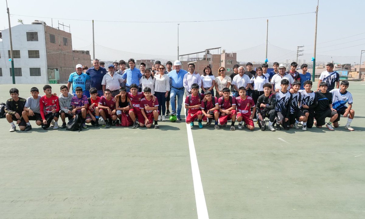 TechitoBruce's tweet photo. Vecinos, hoy entregamos la renovada infraestructura del estadio Brisas de Villa, un espacio que vuelve a estar al servicio del deporte, la recreación y el encuentro de nuestras familias ⚽✨ 

Hemos mejorado la cancha, la iluminación, las graderías y el entorno para que niños, jóvenes y adultos puedan disfrutar de un espacio más seguro y moderno.

Seguimos trabajando para recuperar espacios públicos y ponerlos al servicio de nuestros vecinos. 💪

#SurcoEstáMejorYSeNota #CarlosBruce #TechitoBruce