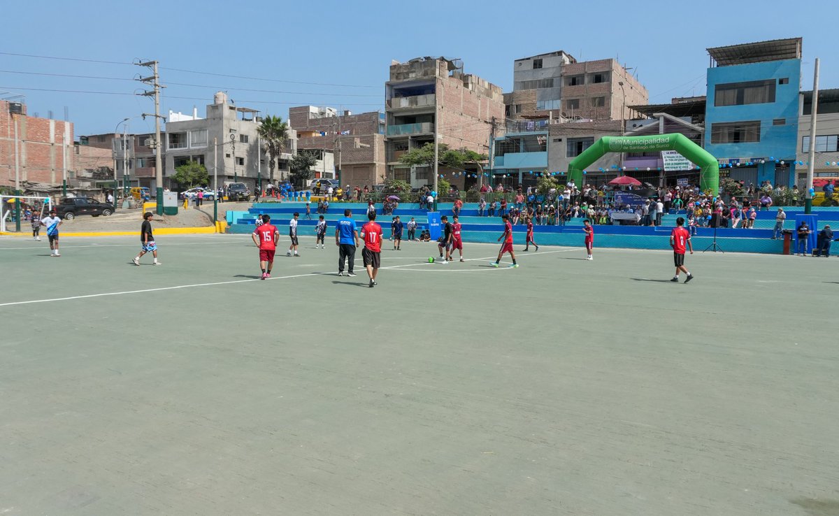 TechitoBruce's tweet photo. Vecinos, hoy entregamos la renovada infraestructura del estadio Brisas de Villa, un espacio que vuelve a estar al servicio del deporte, la recreación y el encuentro de nuestras familias ⚽✨ 

Hemos mejorado la cancha, la iluminación, las graderías y el entorno para que niños, jóvenes y adultos puedan disfrutar de un espacio más seguro y moderno.

Seguimos trabajando para recuperar espacios públicos y ponerlos al servicio de nuestros vecinos. 💪

#SurcoEstáMejorYSeNota #CarlosBruce #TechitoBruce