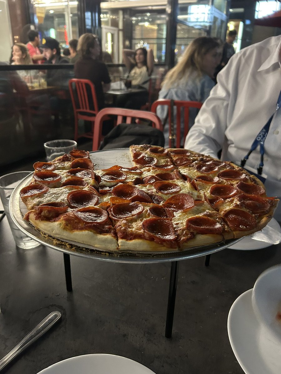 barrosonco's tweet photo. En el McCormick o afuera, de día o de noche, #ASCO26 no descansa…Conversando sobre Burn out, equilibrio trabajo/familia y emprendedurismo en oncología con @fedelosco
Y que mejor que con una pizza! #CHICAGO @UroTarget #applechallenge
#Radioterapia https://t.co/5KK6I045qm
