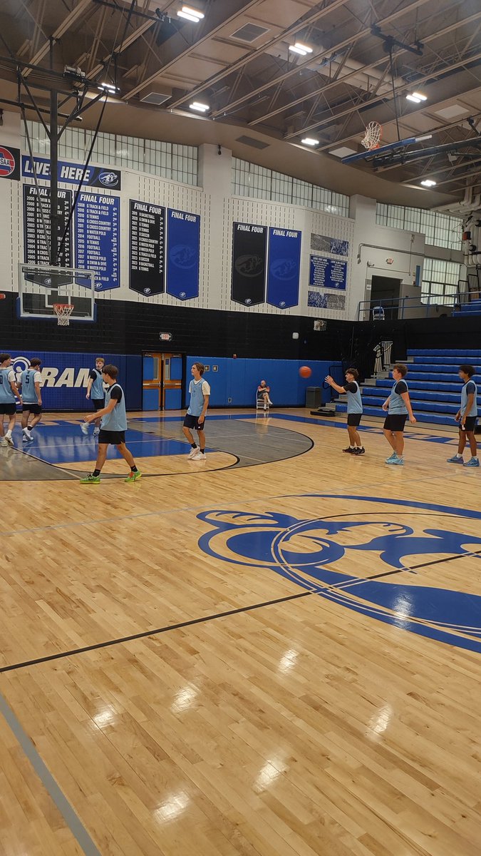 StCharlesHoops's tweet photo. Great to be back in the gym with the boys. Finding our toughness. Thank you @ladue_hoops @coachhobbs81 for hosting. #LetsGoPirates #ToughGuysWin #TWW https://t.co/rTM0aIGmVe