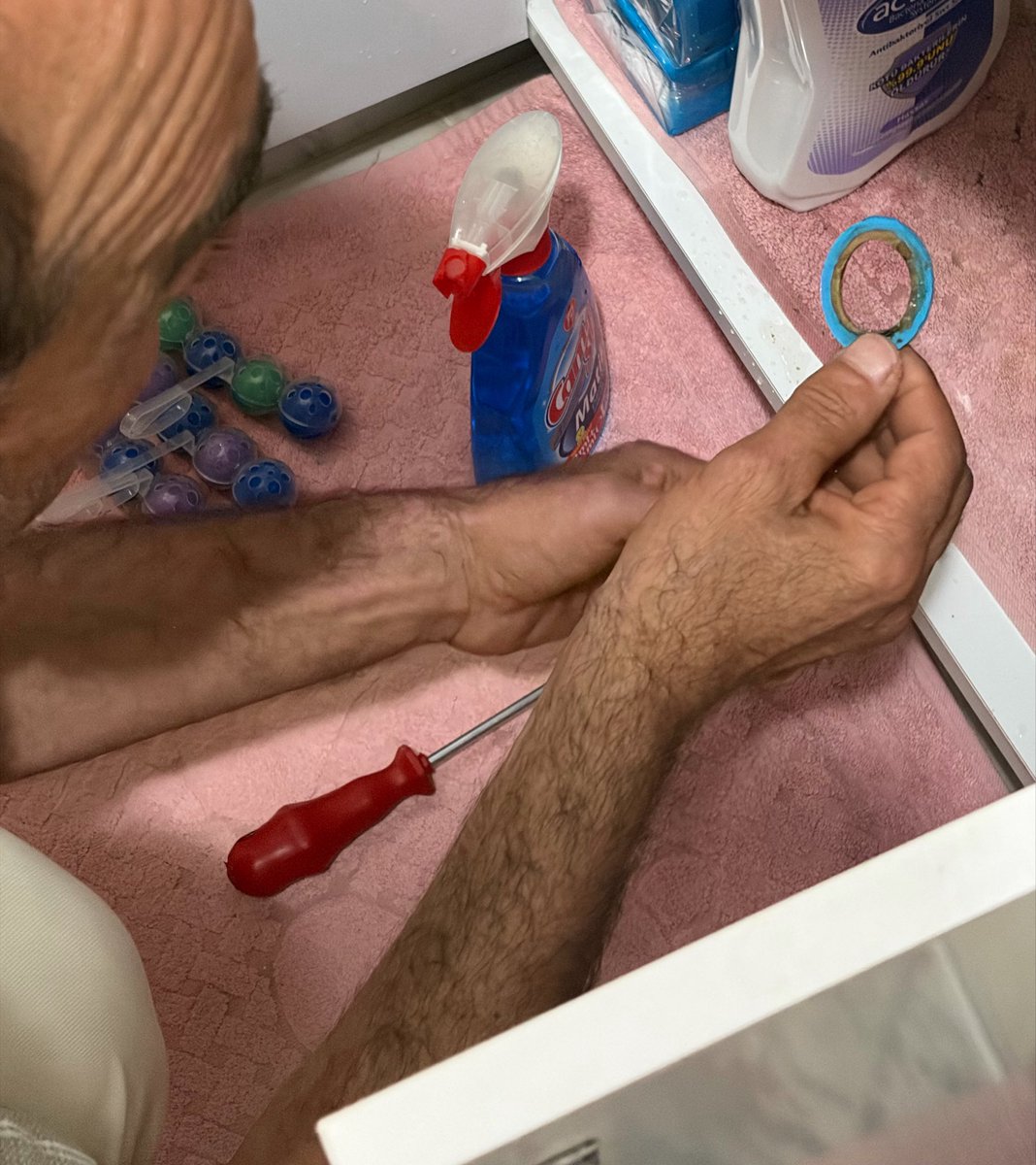 aklimbasimda_'s tweet photo. lavaboyu tamir ederken parça arttı kitlendi kaldı bakışıyo bi süredir qhshqhdhdhshdhw https://t.co/RYHNldq369