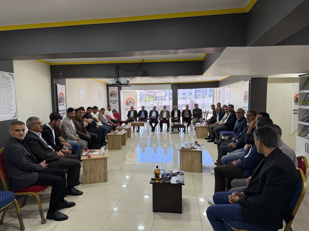 Akgencliksolhn's tweet photo. İlçe Gençlik Kolları Başkanımız Serdar Demir , AK Parti Genel Merkez Gençlik Kolları MKYK üyesi Bünyamin Eftal Karabeyeser ile birlikte Tavz Der Bayramlaşma programına katıldılar.
Bayramın birlik ve beraberlik duygularını pekiştirdiği bu güzel programda, hemşehrilerimizle bir araya gelmenin mutluluğu yaşandı. Bayramın tüm gönüllere huzur, bereket ve dayanışma getirmesini temenni ederiz.
@bunyamineftal06
@Serdardemirr12