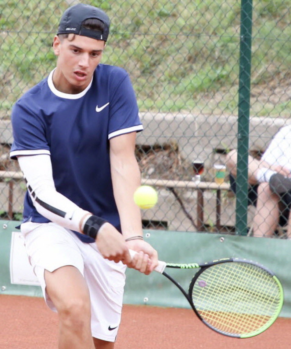_FrenchTennis's tweet photo. DANIEL JADE SACRÉ À CARNAC 🏆🇫🇷

Le Français de 17 ans remporte l’ITF M25 de Carnac en dominant son compatriote Arthur Nagel (432e mondial) sur le score sans appel de 6-2, 6-2 en finale.

Bravo à nos deux Français pour cette belle finale 100 % tricolore ! 🇫🇷🎾🔥

#TennisFrançais https://t.co/I8ctYTO1j4