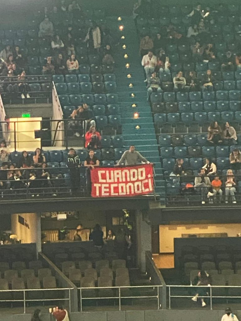 jerrroonimo's tweet photo. Hoy hace un año estaba en el Movistar Arena viendo a Andrés Calamaro dar el mejor concierto al que he ido. https://t.co/95wAGa9tBj