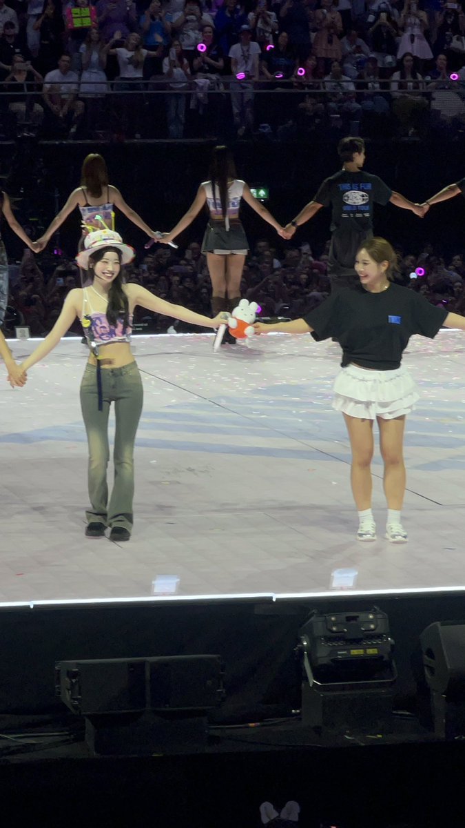twicelightsbrit's tweet photo. Dahyun and one of the dancers holding miffy’s hands whilst they were saying goodbye 😭😭😭😭😭😭😭😭🥹🥹🥹🥹🥹 https://t.co/FFiF6jkJnI