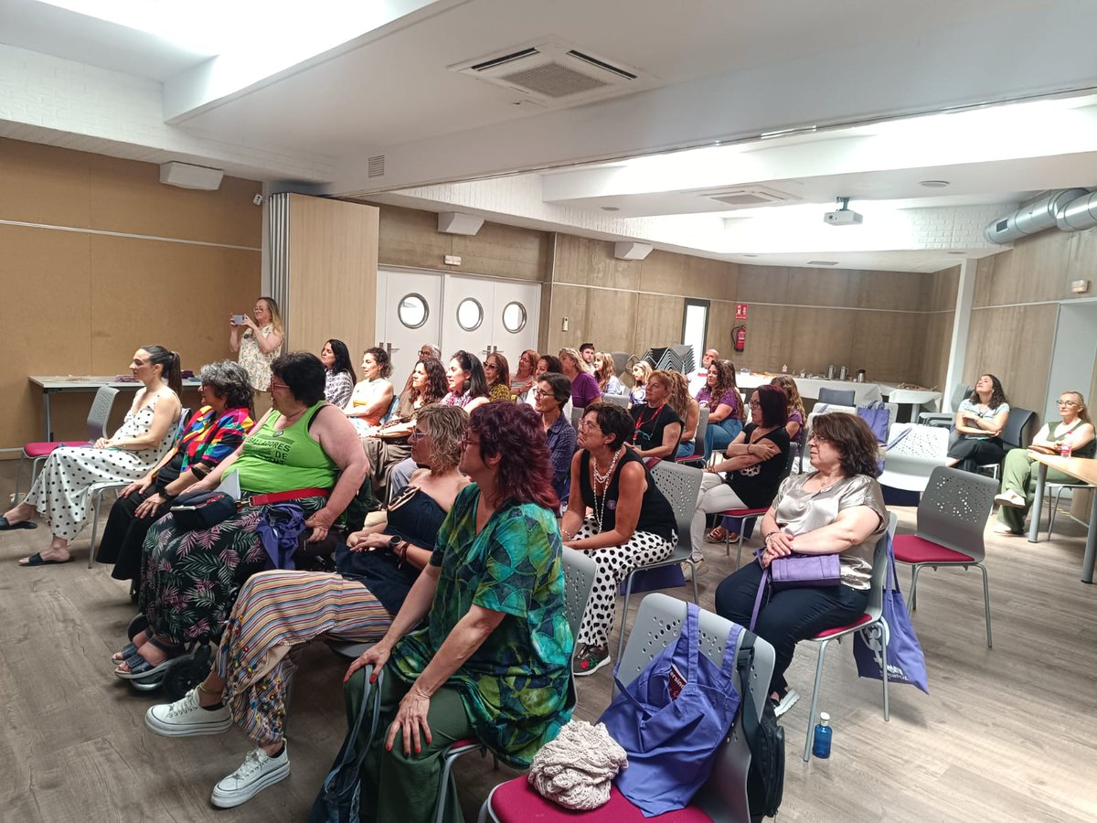 DonesIV's tweet photo. Èxit de la I Jornada de les Dones de la Intersindical Valenciana. Memòria, feminisme i compromís de la mà de Paca Blanco, Alba Vaño i Nando Boluda. Gràcies per compartir i construir juntes aquest espai necessari. 💜✊ #IntersindicalDones #MemòriaHistòricaFeminista https://t.co/u1dYqhCBZT