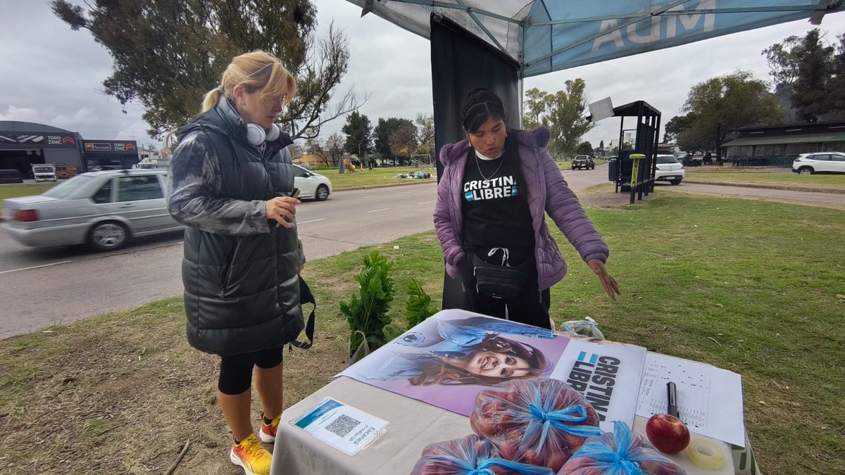 CMLealtad_LP's tweet photo. Queremos alimentos en todas las mesas de los argentinos, a precios accesibles y un cordón frutihorticola acompañado por un estado que lo haga protagonista.

Y sobre todo queremos a #cristinalibre porque sabemos que parte del saqueo de Milei es posible con CFK presa y proscripta https://t.co/QKmkBhJqJw