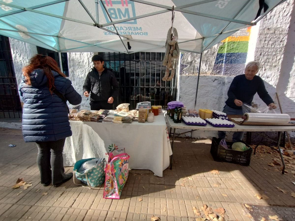 CMLealtad_LP's tweet photo. Feria de productores en el Casco y en Tolosa 🥦🍯🥚🥬🧀🍎

Seguimos organizadxs juntos a los productores para fácilitar el acceso a los alimentos soberanos y potenciar las ventas del sector que sufre constantemente el ajuste del gobierno nacional.

#cristinalibre https://t.co/yB2gpLEV5U