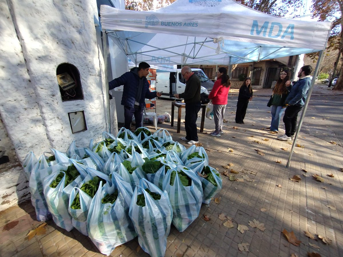 CMLealtad_LP's tweet photo. Feria de productores en el Casco y en Tolosa 🥦🍯🥚🥬🧀🍎

Seguimos organizadxs juntos a los productores para fácilitar el acceso a los alimentos soberanos y potenciar las ventas del sector que sufre constantemente el ajuste del gobierno nacional.

#cristinalibre https://t.co/yB2gpLEV5U