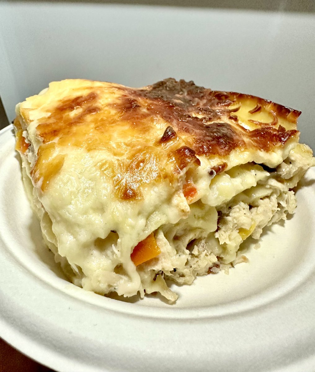 Jantdg's tweet photo. Hoy hice esta hermosura de lasagna de pollo con salsa bechamel y extra queso mozzarella.😋 https://t.co/djhB8mI3a4