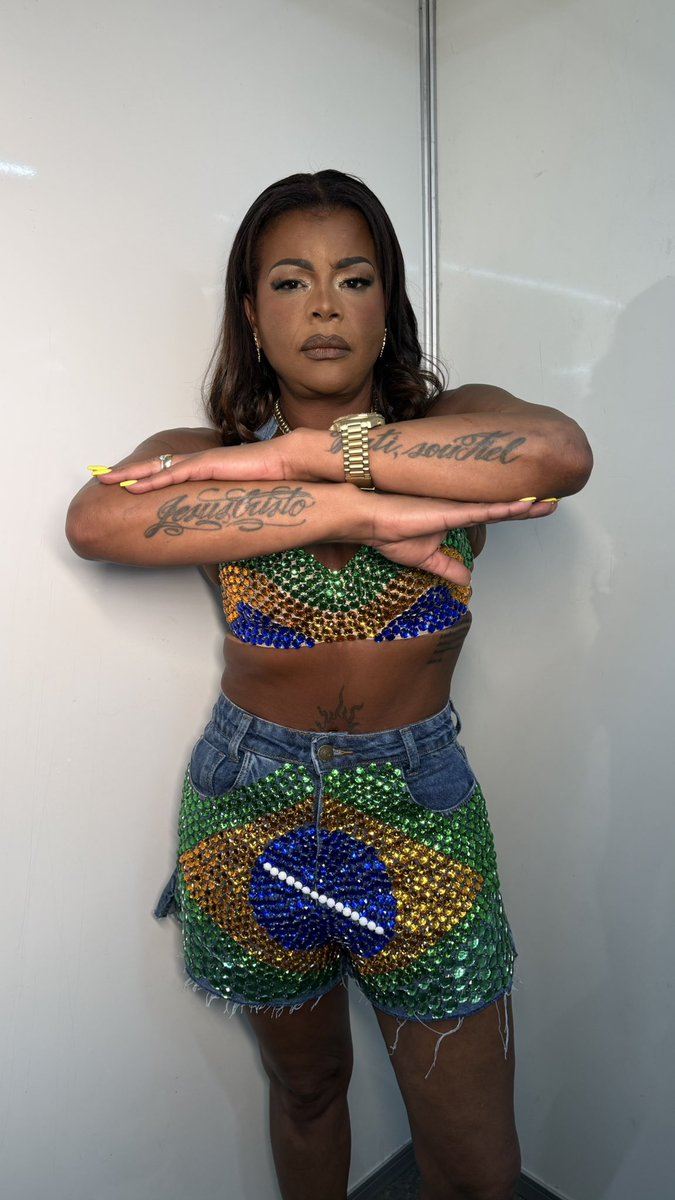 TatiQBOficial's tweet photo. Pronta para o primeiro show de hoje ✨ https://t.co/3L0holNy8E