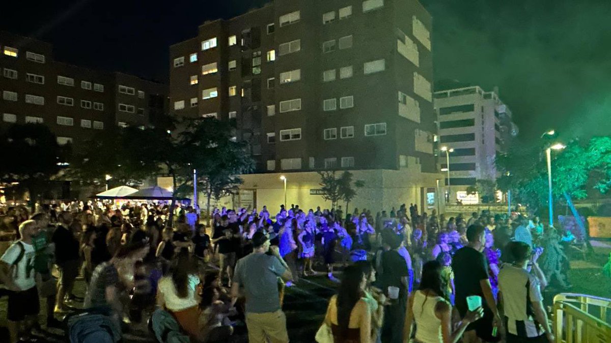 AidaCast's tweet photo. Día genial en la plaza Futurama, gracias a las fiestas de Rivas Futura que con tanto cariño ha organizado @AsocRivasFutura

Lo mejor de Rivas es su tejido vecinal 💕

Y, además, disfrutando ya de los nuevos juegos de agua. Mañana más 😊 https://t.co/aGmyTKtecP