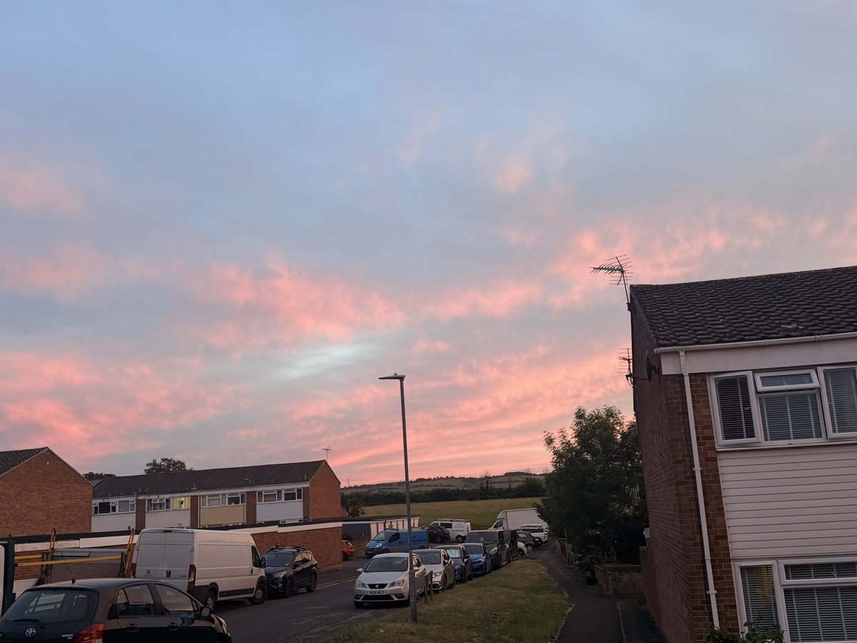 Emmy28369's tweet photo. Hope you got to see the sunset tonight Dad. It was really pretty, you’d have liked it 🩷🤍 https://t.co/tE0hf3a3Y9