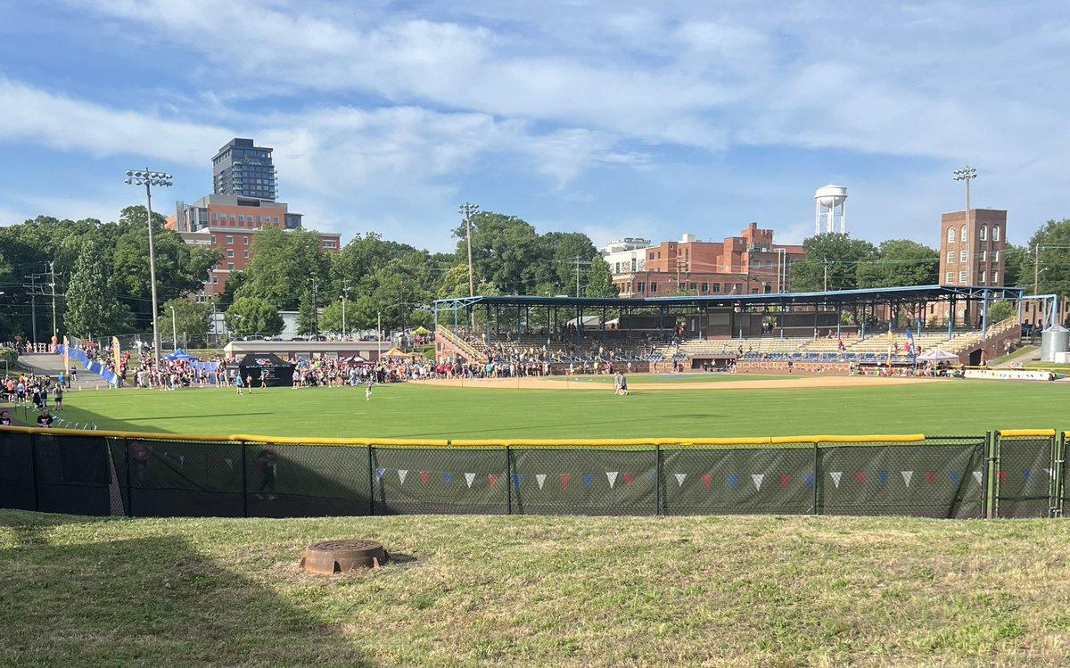 krisrho93's tweet photo. Counting down the weekends left in Durham! Amazing race through some of my favorite downtown spots to say goodbye to my home for the last 11 years #runningofthebulls8k https://t.co/DxnpEY17hA