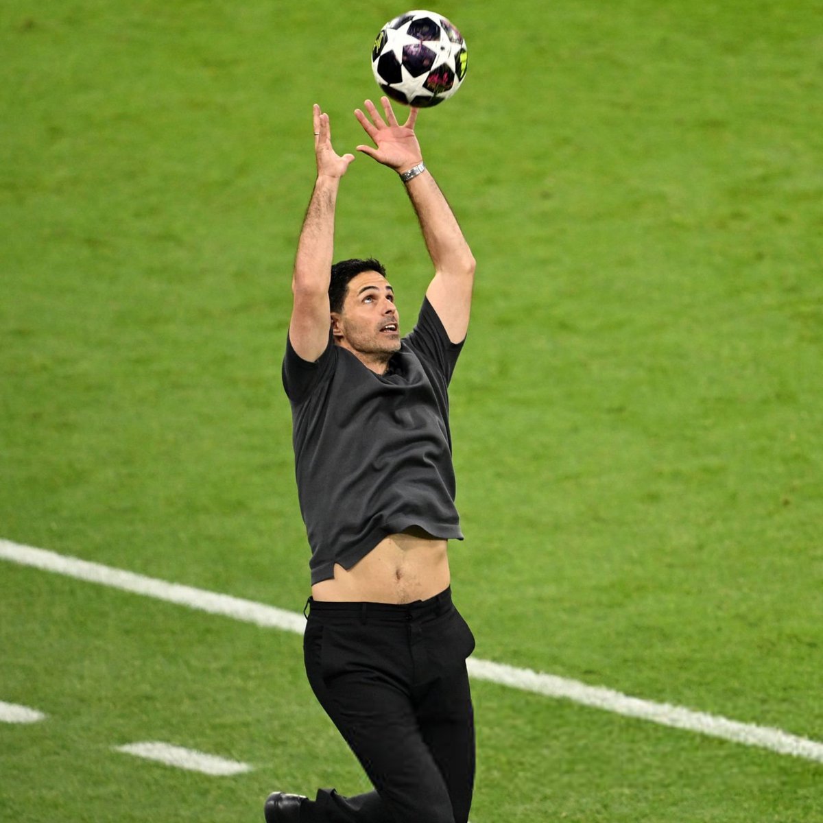 MadridUniversal's tweet photo. 🚨 BREAKING: Mikel Arteta is the coach Enrique Riquelme has chosen if he wins the Real Madrid elections.

There has been negotiations, and Arteta has said "yes".

— @okdiario https://t.co/k3lIDb0ZWU