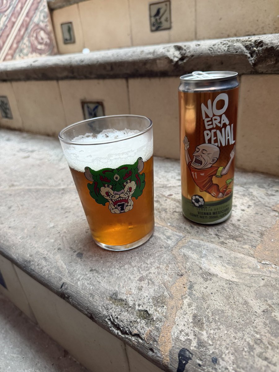 gojauregui's tweet photo. Ayer vi a mi querido amigo @qucho y me regaló esta chela. https://t.co/pnHGtRhXqV