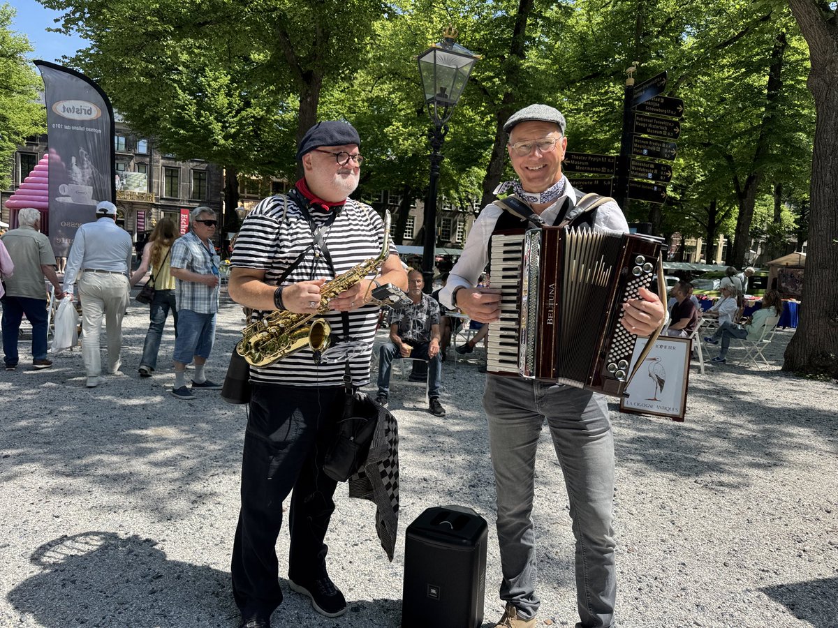 MACentertainm's tweet photo. Montmartre van Parijs onder de statige bomen van het Lange Voorhout https://t.co/skWa3wdbDX