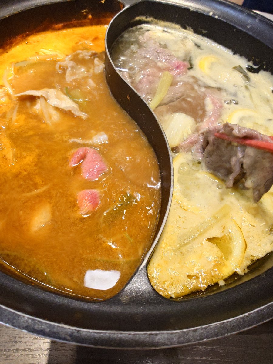 実はしゃぶ葉に肉の日に行けてました!やったね!しゃぶ葉めっちゃよかった!!また行きたい!!
たまたま用事の場所近くにあったから急遽行ってきた!出汁はチゲとレモン 