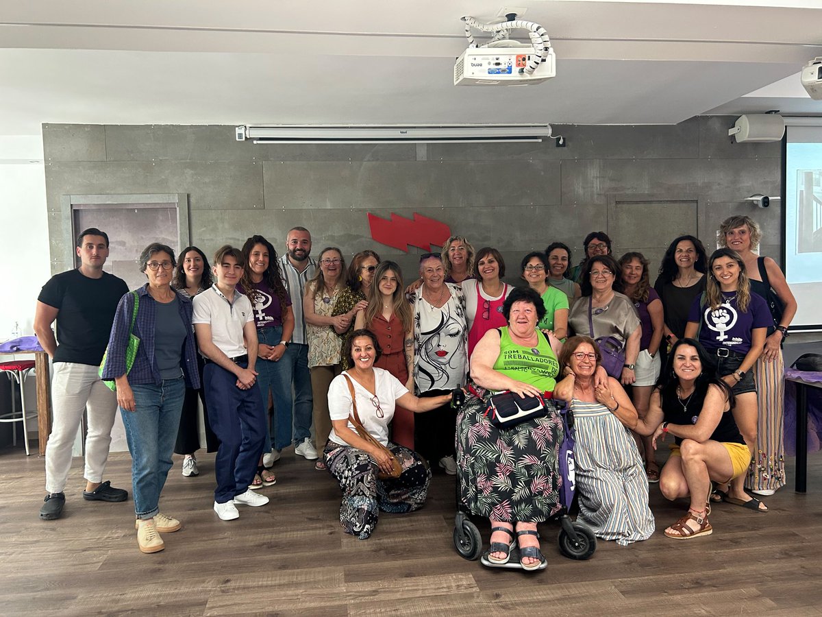 DonesIV's tweet photo. Èxit de la I Jornada de les Dones de la Intersindical Valenciana. Memòria, feminisme i compromís de la mà de Paca Blanco, Alba Vaño i Nando Boluda. Gràcies per compartir i construir juntes aquest espai necessari. 💜✊ #IntersindicalDones #MemòriaHistòricaFeminista https://t.co/u1dYqhCBZT