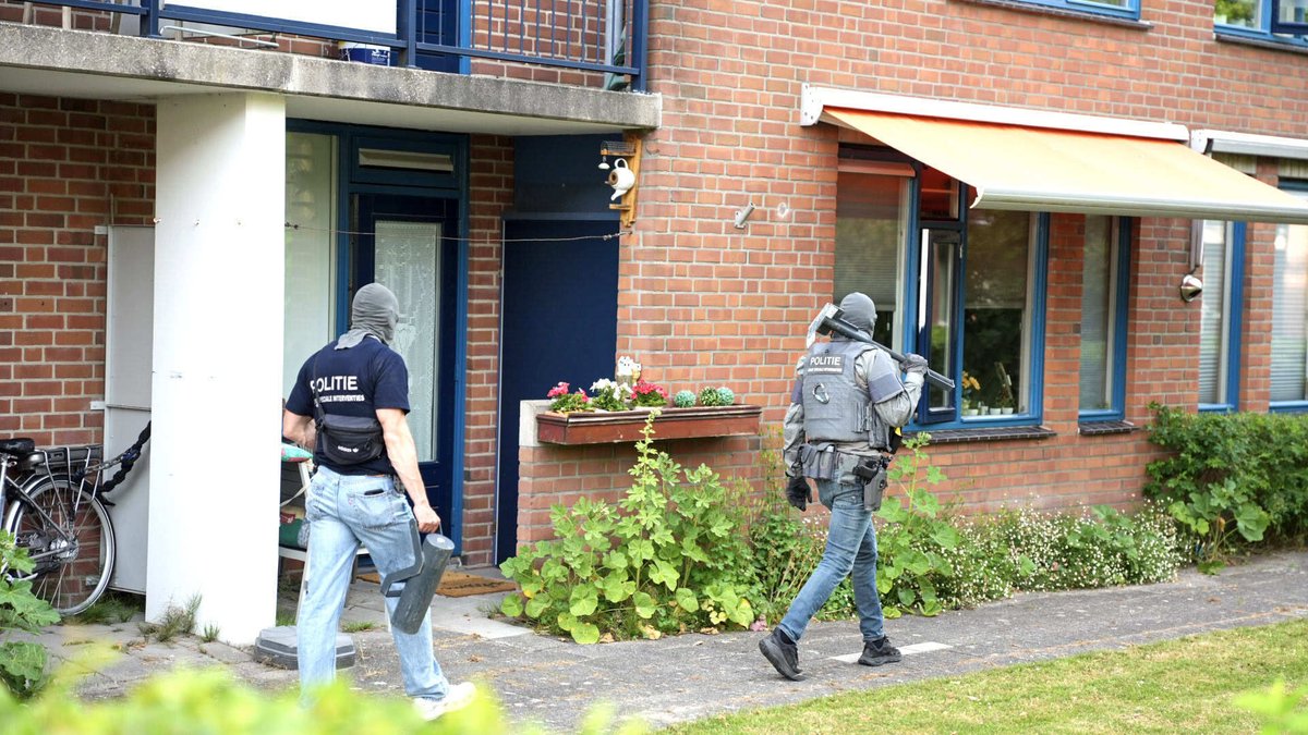 112WF's tweet photo. Arrestatieteam valt woning binnen aan de Pergola / Prieel in de Hoornse wijk Kersenboogerd: Geen aanhoudingen
https://t.co/kfzcWt64Mb https://t.co/3VItrQFiV8