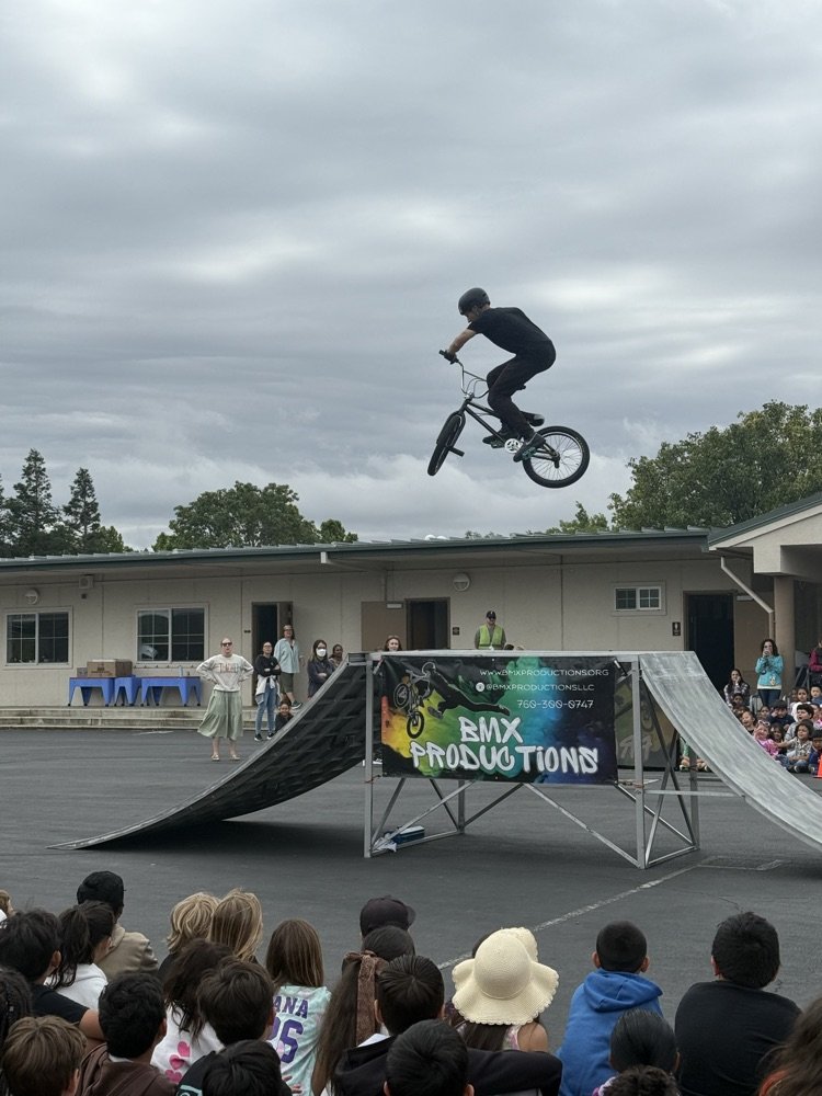 JulieCroy11's tweet photo. We had an amazing BMX assembly that encouraged students to be respectful, responsible,and kind. You can do amazing things when you work hard! #lvpride #wearebusd https://t.co/JRMWzAYrew