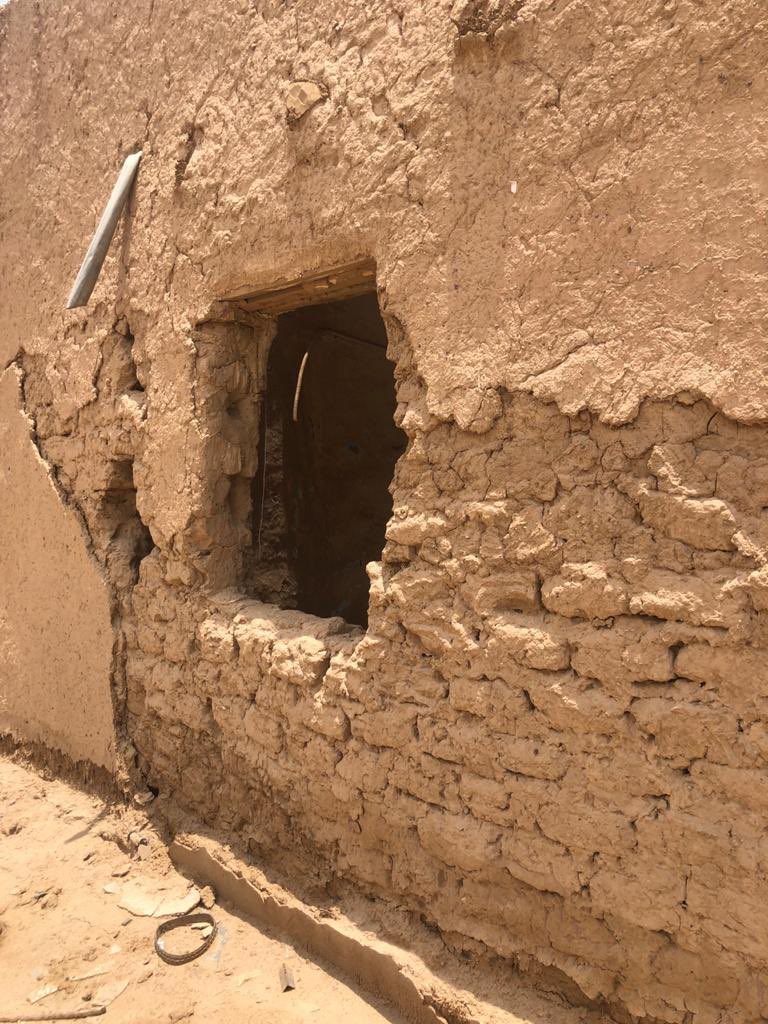 alnjrani_r's tweet photo. @BadrFAlSaud
@MOCSaudi
@MOCHeritage
@CEOHeritageksa
@emara_najran
تقرير اعده #فيلبي عن قصر #أبا_السعود وهو أول قصر بني كمقر للإدارات الحكومية بـ #نجران وقد جاءت زيارة فيلبي بتكليف من #الملك_عبدالعزيز سنه ١٣٥٥هـ 
يقول فيلبي :
وقصر أبا السعود هو مركز القيادة للحكومة السعودية بنجران وله سور واسع مستطيل عظيم 
وبوابتين شرقية وجنوبية وسكن الأمير إبراهيم النشمي داخل السور في مقابل البوابة الجنوبية وهو عبارة عن طابقين بناء جديد ويضم السور مباني القوات والشرطة المحلية وفرقة حرس الشرف الخاصة بالأمير والقاضي الشرعي والمستودعات وإدارة الأموال 
ويقام عند الجدار الجنوبي لقصر أبا السعود
في أرض واسعة مكشوفة معدة للأستعراض أو ساحة مخصصة للمعسكرات والطوارئ سوق نجران ويعقد يومي الأثنين والخميس
وعلى امتداد الجانب الأيمن للوادي يقف صف من المتاجر وحيدة الطابق على الجانب البعيد من الساحة مقابل قصر أبا السعود وكلها مبنية من اللِبِن وقد أقامتها الحكومة وتم تأجيرها إلى التجار الذين يرغبون في تخزين بضائعهم وينصب بقية البائعين خياماً مؤقتة إينما كان ذلك مناسباً أو ممكناً ويقوم الحشد الكبير من الناس بالطواف أو التجمع حول المتاجر والأكشاك يشترون مايريدون أو يراقبون عمليات البيع والشراء أو يتحدثون وبحلول وقت الظهر ينتهي وقت السوق 
وكانت ايام السوق هذه مناسبة عظيمة للأهالي وتعتبر أيام السوق في قبضة الأمير من الناحية الأمنية