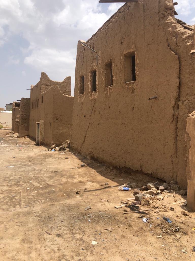 alnjrani_r's tweet photo. @BadrFAlSaud
@MOCSaudi
@MOCHeritage
@CEOHeritageksa
@emara_najran
تقرير اعده #فيلبي عن قصر #أبا_السعود وهو أول قصر بني كمقر للإدارات الحكومية بـ #نجران وقد جاءت زيارة فيلبي بتكليف من #الملك_عبدالعزيز سنه ١٣٥٥هـ 
يقول فيلبي :
وقصر أبا السعود هو مركز القيادة للحكومة السعودية بنجران وله سور واسع مستطيل عظيم 
وبوابتين شرقية وجنوبية وسكن الأمير إبراهيم النشمي داخل السور في مقابل البوابة الجنوبية وهو عبارة عن طابقين بناء جديد ويضم السور مباني القوات والشرطة المحلية وفرقة حرس الشرف الخاصة بالأمير والقاضي الشرعي والمستودعات وإدارة الأموال 
ويقام عند الجدار الجنوبي لقصر أبا السعود
في أرض واسعة مكشوفة معدة للأستعراض أو ساحة مخصصة للمعسكرات والطوارئ سوق نجران ويعقد يومي الأثنين والخميس
وعلى امتداد الجانب الأيمن للوادي يقف صف من المتاجر وحيدة الطابق على الجانب البعيد من الساحة مقابل قصر أبا السعود وكلها مبنية من اللِبِن وقد أقامتها الحكومة وتم تأجيرها إلى التجار الذين يرغبون في تخزين بضائعهم وينصب بقية البائعين خياماً مؤقتة إينما كان ذلك مناسباً أو ممكناً ويقوم الحشد الكبير من الناس بالطواف أو التجمع حول المتاجر والأكشاك يشترون مايريدون أو يراقبون عمليات البيع والشراء أو يتحدثون وبحلول وقت الظهر ينتهي وقت السوق 
وكانت ايام السوق هذه مناسبة عظيمة للأهالي وتعتبر أيام السوق في قبضة الأمير من الناحية الأمنية