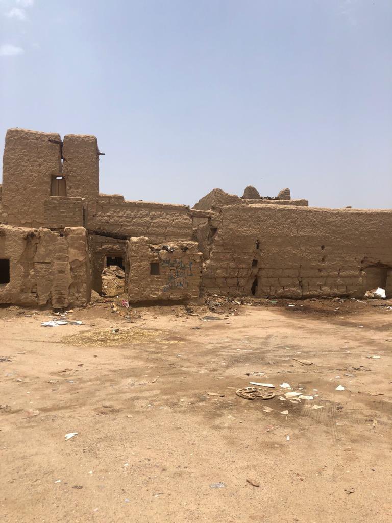 alnjrani_r's tweet photo. @BadrFAlSaud
@MOCSaudi
@MOCHeritage
@CEOHeritageksa
@emara_najran
تقرير اعده #فيلبي عن قصر #أبا_السعود وهو أول قصر بني كمقر للإدارات الحكومية بـ #نجران وقد جاءت زيارة فيلبي بتكليف من #الملك_عبدالعزيز سنه ١٣٥٥هـ 
يقول فيلبي :
وقصر أبا السعود هو مركز القيادة للحكومة السعودية بنجران وله سور واسع مستطيل عظيم 
وبوابتين شرقية وجنوبية وسكن الأمير إبراهيم النشمي داخل السور في مقابل البوابة الجنوبية وهو عبارة عن طابقين بناء جديد ويضم السور مباني القوات والشرطة المحلية وفرقة حرس الشرف الخاصة بالأمير والقاضي الشرعي والمستودعات وإدارة الأموال 
ويقام عند الجدار الجنوبي لقصر أبا السعود
في أرض واسعة مكشوفة معدة للأستعراض أو ساحة مخصصة للمعسكرات والطوارئ سوق نجران ويعقد يومي الأثنين والخميس
وعلى امتداد الجانب الأيمن للوادي يقف صف من المتاجر وحيدة الطابق على الجانب البعيد من الساحة مقابل قصر أبا السعود وكلها مبنية من اللِبِن وقد أقامتها الحكومة وتم تأجيرها إلى التجار الذين يرغبون في تخزين بضائعهم وينصب بقية البائعين خياماً مؤقتة إينما كان ذلك مناسباً أو ممكناً ويقوم الحشد الكبير من الناس بالطواف أو التجمع حول المتاجر والأكشاك يشترون مايريدون أو يراقبون عمليات البيع والشراء أو يتحدثون وبحلول وقت الظهر ينتهي وقت السوق 
وكانت ايام السوق هذه مناسبة عظيمة للأهالي وتعتبر أيام السوق في قبضة الأمير من الناحية الأمنية