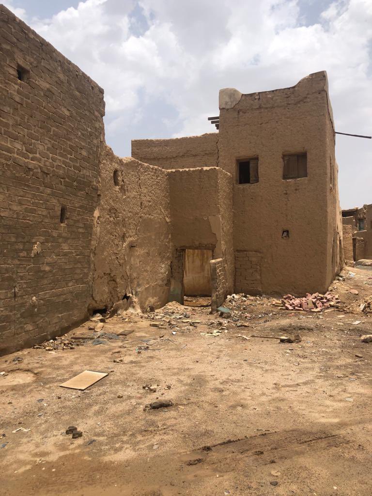 alnjrani_r's tweet photo. @BadrFAlSaud
@MOCSaudi
@MOCHeritage
@CEOHeritageksa
@emara_najran
تقرير اعده #فيلبي عن قصر #أبا_السعود وهو أول قصر بني كمقر للإدارات الحكومية بـ #نجران وقد جاءت زيارة فيلبي بتكليف من #الملك_عبدالعزيز سنه ١٣٥٥هـ 
يقول فيلبي :
وقصر أبا السعود هو مركز القيادة للحكومة السعودية بنجران وله سور واسع مستطيل عظيم 
وبوابتين شرقية وجنوبية وسكن الأمير إبراهيم النشمي داخل السور في مقابل البوابة الجنوبية وهو عبارة عن طابقين بناء جديد ويضم السور مباني القوات والشرطة المحلية وفرقة حرس الشرف الخاصة بالأمير والقاضي الشرعي والمستودعات وإدارة الأموال 
ويقام عند الجدار الجنوبي لقصر أبا السعود
في أرض واسعة مكشوفة معدة للأستعراض أو ساحة مخصصة للمعسكرات والطوارئ سوق نجران ويعقد يومي الأثنين والخميس
وعلى امتداد الجانب الأيمن للوادي يقف صف من المتاجر وحيدة الطابق على الجانب البعيد من الساحة مقابل قصر أبا السعود وكلها مبنية من اللِبِن وقد أقامتها الحكومة وتم تأجيرها إلى التجار الذين يرغبون في تخزين بضائعهم وينصب بقية البائعين خياماً مؤقتة إينما كان ذلك مناسباً أو ممكناً ويقوم الحشد الكبير من الناس بالطواف أو التجمع حول المتاجر والأكشاك يشترون مايريدون أو يراقبون عمليات البيع والشراء أو يتحدثون وبحلول وقت الظهر ينتهي وقت السوق 
وكانت ايام السوق هذه مناسبة عظيمة للأهالي وتعتبر أيام السوق في قبضة الأمير من الناحية الأمنية