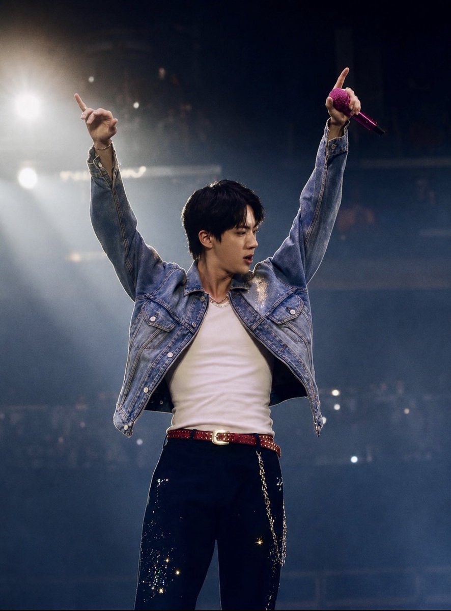 jinnieropeit's tweet photo. this man was born to be on stage https://t.co/KCPQINj96o