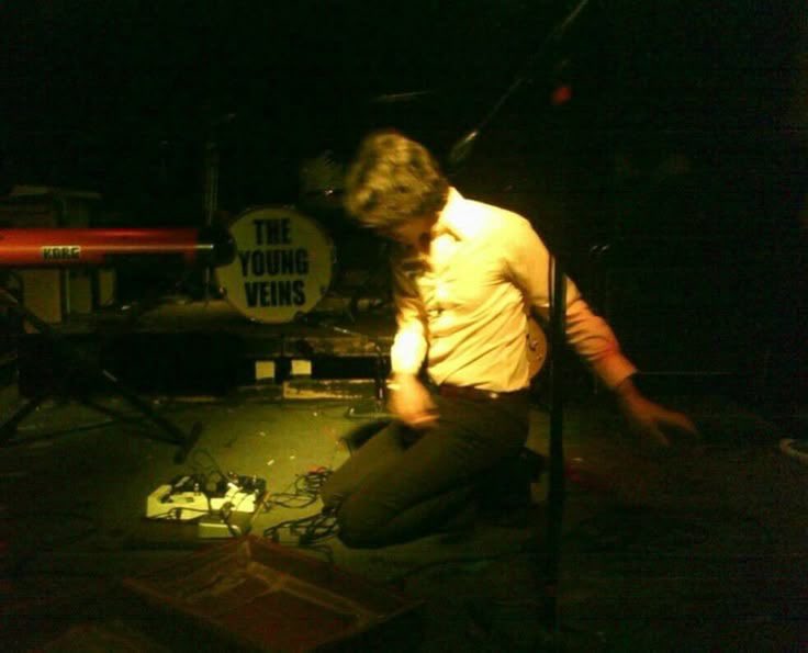 specificross's tweet photo. tyv ryan kneeling on the floor https://t.co/ejiTV5eWNh
