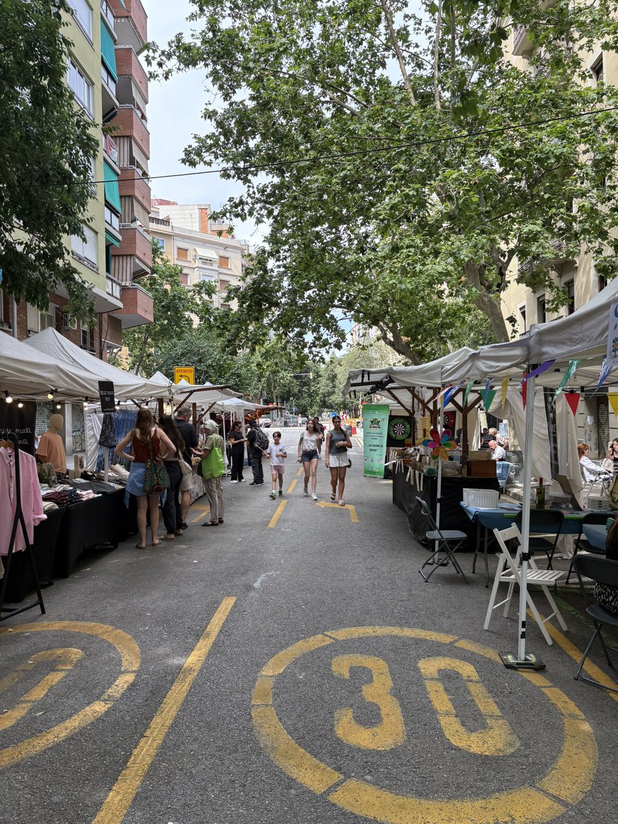 JxCatEixample's tweet photo. Avui hem tingut un dissabte mogut😅: Hem començat a la Convenció Municipalista de @juntsxcat a Vilafranca del Penedès, hem dinat a la festa major de la Dreta de l’Eixample, hem visitat la Fira Modernista de @coreixample i hem fet una volta per la fira d’estiu de @NouEixample https://t.co/Cv6D3dzFCC