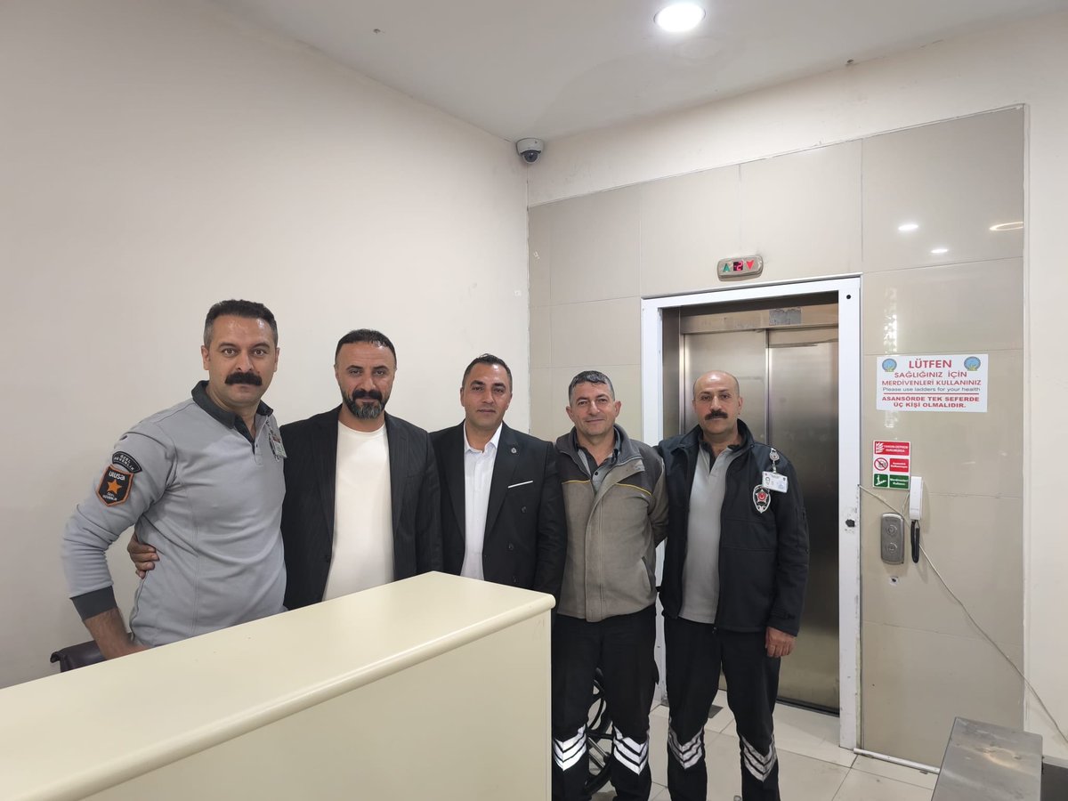 FevziKARATAS's tweet photo. Ağrı’da kıymetli kardeşlerimizle bir araya gelip bayramlaştık, istişarelerde bulunduk ve güncel konuları değerlendirip sayın Genel Başkanımızın selamlarını ilettik.

Bu anlamlı buluşmada bizlerle birlikte olan Erzurum Bölge Başkanımız Edip Bozoğlu’na, Ağrı İl Başkanımız Bülent Turan’a, Proje Müdürümüz Cihan Dursun’a, vardiya amirlerimize, Kadın Komisyonu İl Başkanımız Zeynep Dursun’a, iş yeri temsilcilerimiz Mehdi Aslan ve Vedat Sağlam’a, ayrıca eski ve yeni tüm yol ve dava arkadaşlarımıza emekleri, katkıları ve misafirperverlikleri için teşekkür ediyoruz.

Ağrı emekçileri olarak Hakkın, hukukun ve emekçinin yanında sergilediğimiz onurlu duruşumuzdan taviz vermeden mücadelemizi kararlılıkla sürdüreceğiz.
Rabbim birlik ve beraberliğimizi muhafaza eylesin.

@omercagirici 
@Guvenlik_is 
#Türkiş
#güvenlikişsendikası