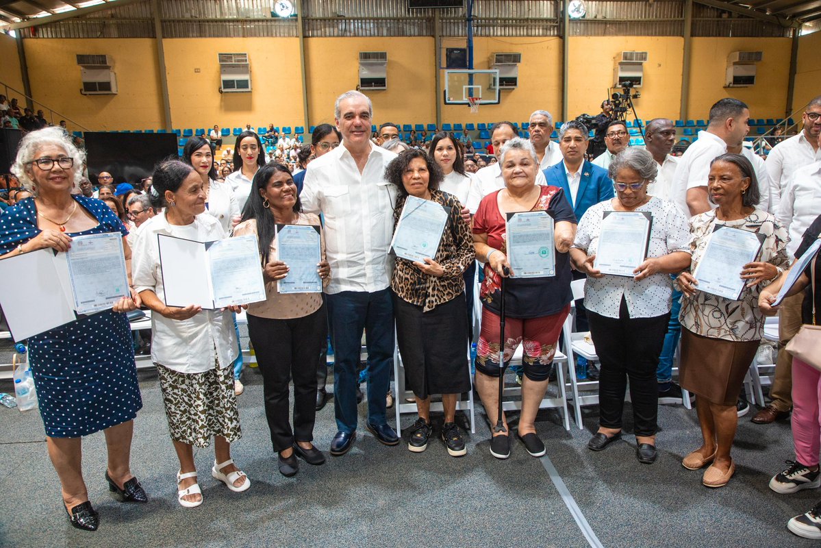 dpprdo's tweet photo. En un acto celebrado en Haina, San Cristóbal, el presidente @luisabinader entregó 1,279 títulos de propiedad, beneficiando a 6,395 personas. 

🔗 Amplía en https://t.co/dlx9bzMHyZ https://t.co/FHOP4zoQie