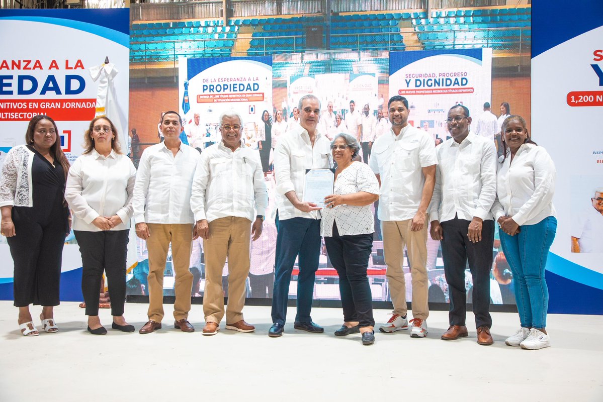 dpprdo's tweet photo. En un acto celebrado en Haina, San Cristóbal, el presidente @luisabinader entregó 1,279 títulos de propiedad, beneficiando a 6,395 personas. 

🔗 Amplía en https://t.co/dlx9bzMHyZ https://t.co/FHOP4zoQie