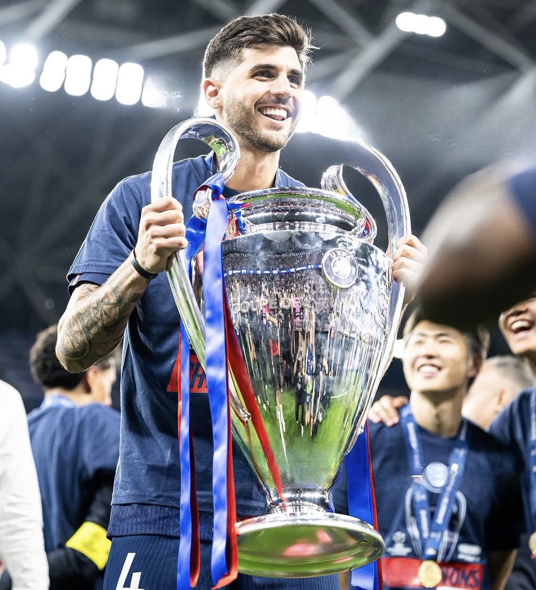 callwrii's tweet photo. Lucas Beraldo com a taça da Champions 😍🏆 https://t.co/kToVidt00K